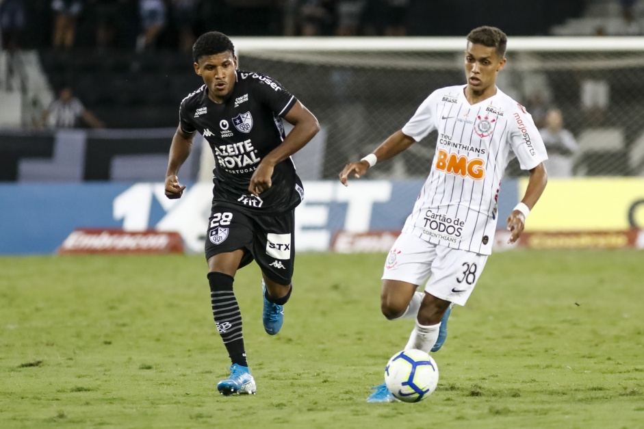 Pedrinho durante partida contra o Botafogo, no estdio Nilton Santos