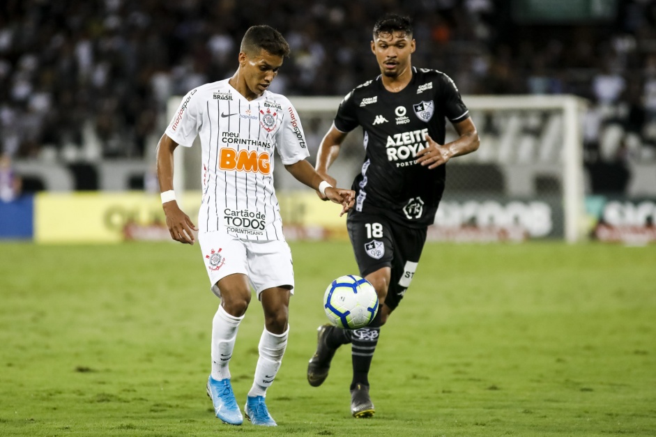 Pedrinho na derrota para o Botafogo, pelo Brasileiro, no estdio Nilton Santos