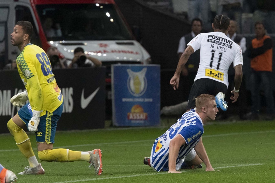Volante Jnior Urso marcou o segundo gol do Corinthians contra o Ava