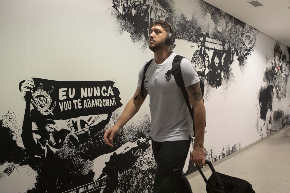 Caque Frana chega  Arena Corinthians para duelo contra o Ava, pelo Brasileiro