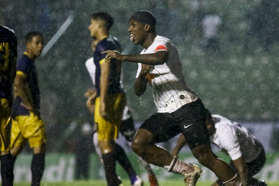 Xavier comemora seu gol contra o Retr, pela Copinha 2020
