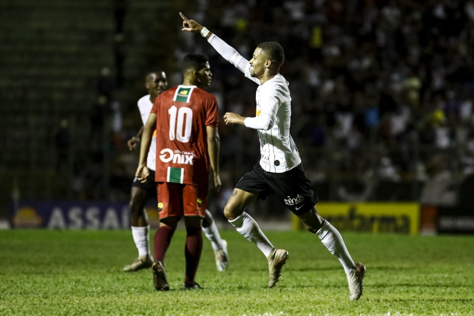 Vitinho comemorando seu gol contra o Fluminense-PI, pela Copinha 2020