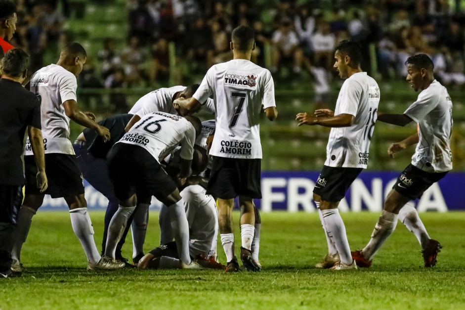 Jogadores do Corinthians no duelo contra Juventude, pela Copinha 2020