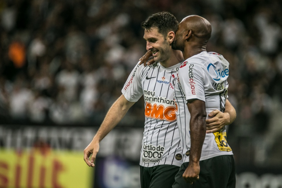 Boselli e Love comemoram o quarto gol do Corinthians na partida