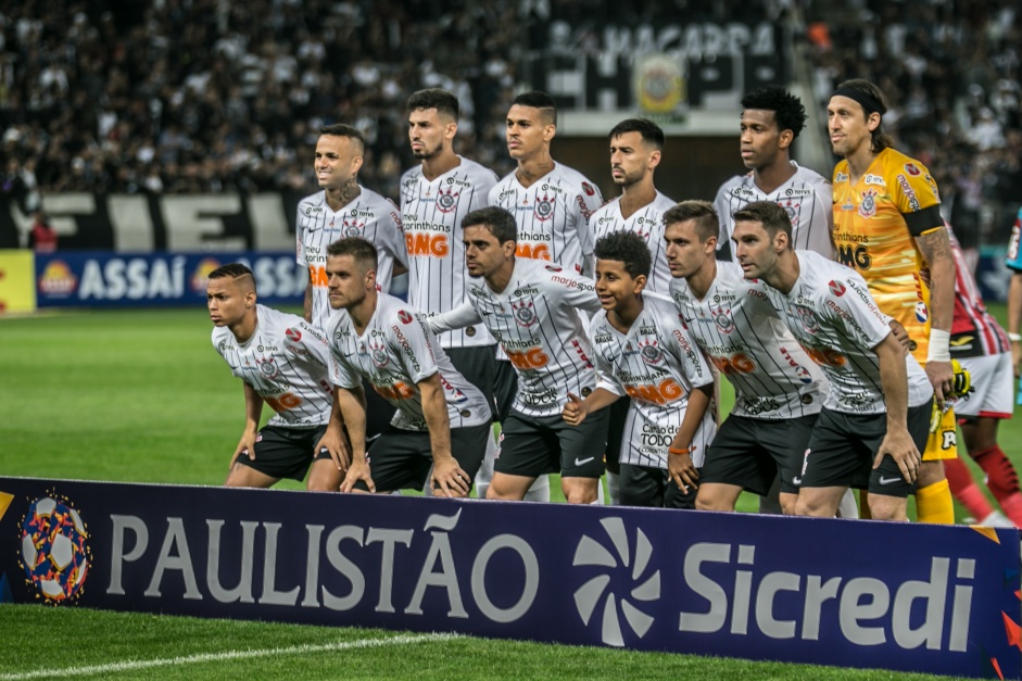 Time titular do Corinthians na tradicional foto antes da estreia do Paulisto