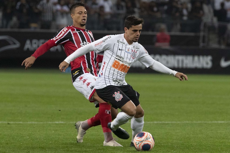 Fagner em jogada contra o Botafogo-SP, pela estreia do Paulista 2020