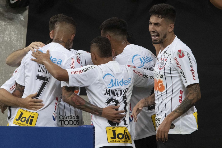 Jogadores comemorando um dos gols de Mauro Boselli, sobre o Botafogo-SP