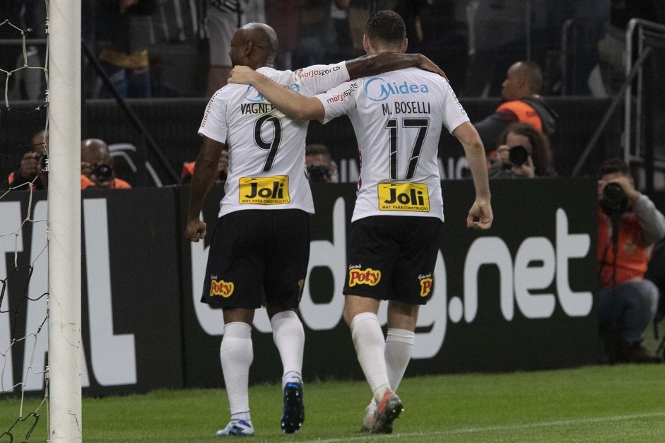 Love e Boselli comemorando gol contra o Botafogo-SP, pelo Paulisto