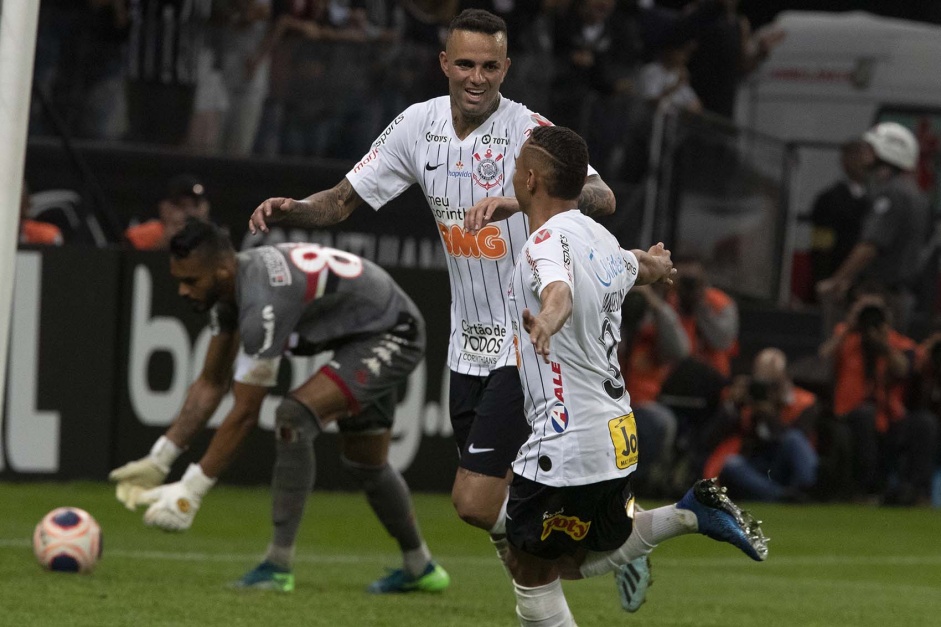 Luan e Janderson comemorando o gol do meia contra o Botafogo-SP, pelo Paulisto