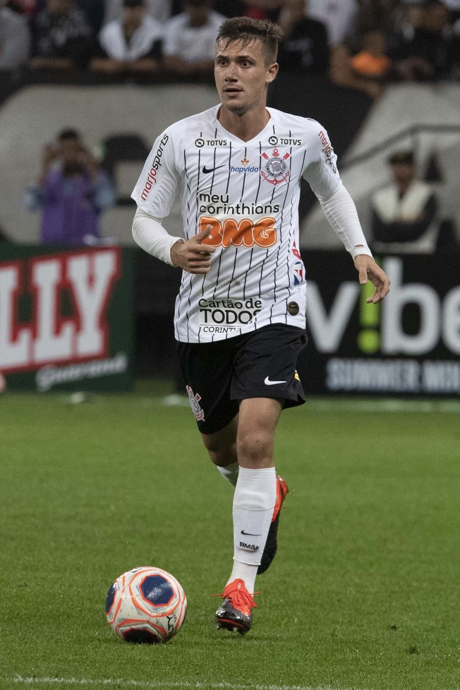 Lucas Piton em jogada contra o Botafogo-SP, pelo Campeonato Paulista