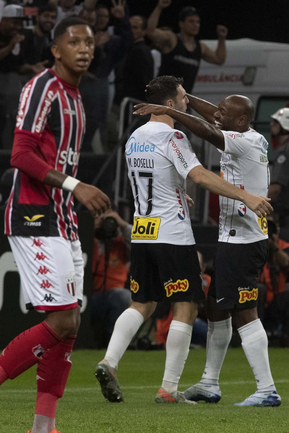 Mauro Boselli e Vagner Love comemorando gol do argentino contra o Botafogo-SP
