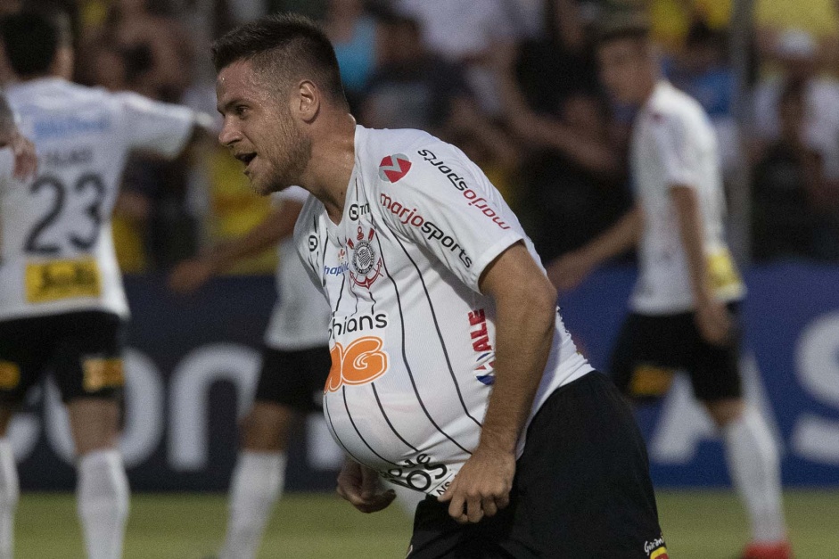 Ramiro durante comemorao de seu gol contra o Mirassol