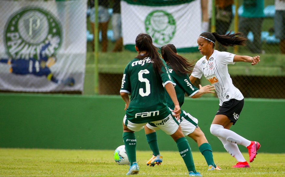 Adriana durante partida contra o Palmeiras