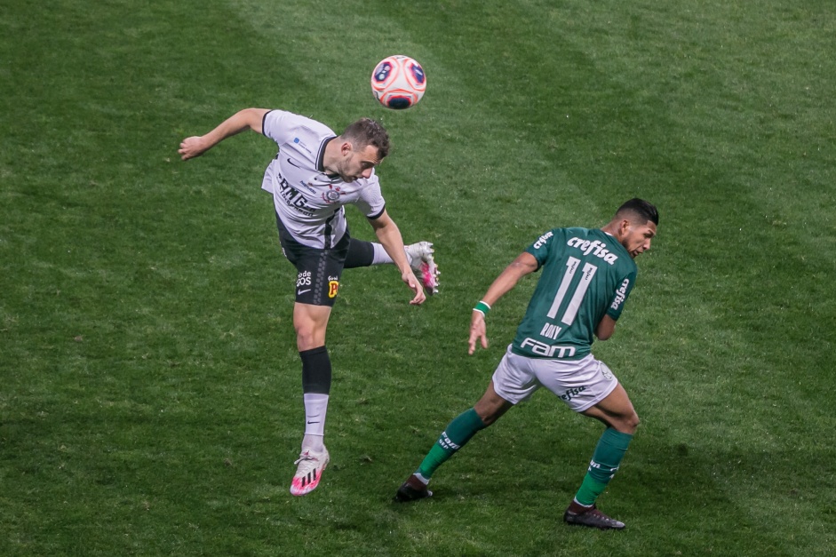 Carlos Augusto durante jogo contra o Palmeiras, pela final do Paulisto 2020