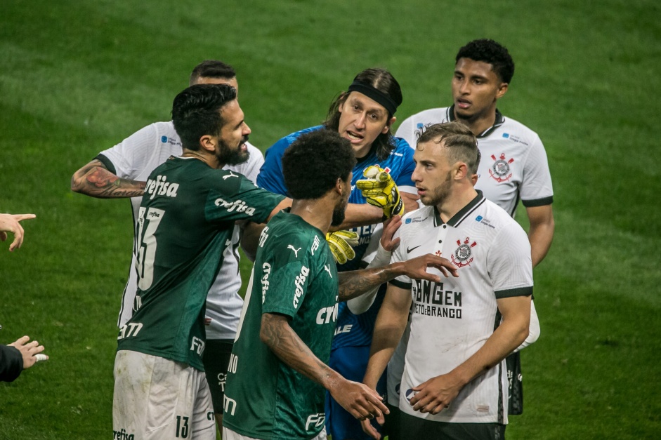 Cssio e Carlos Augusto durante jogo contra o Palmeiras, pela final do Paulisto 2020