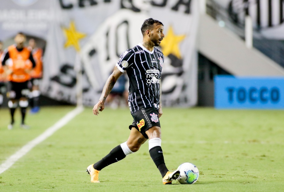 Lateral Michel Macedo durante partida entre Corinthians e Santos, na Vila Belmiro, pelo Brasileiro