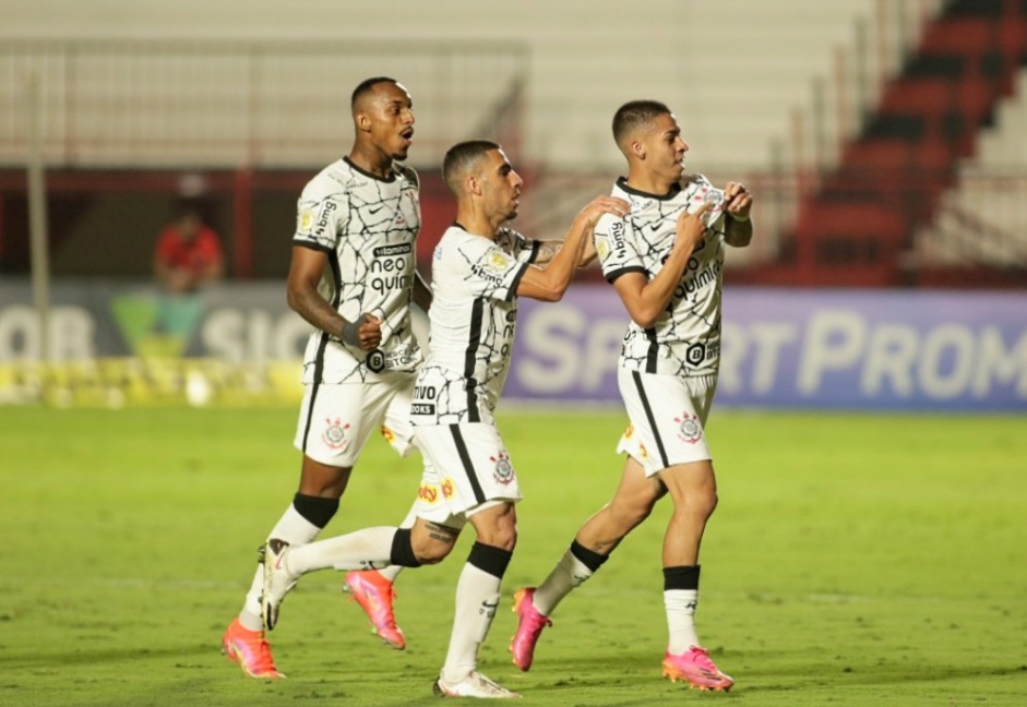 Raul, Gabriel e Gabriel Pereira no jogo entre Corinthians e Atltico-GO, pelo Brasileiro