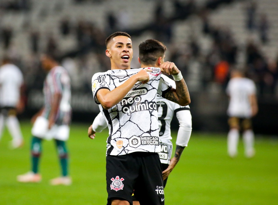 Gabriel Pereira comemorando seu gol contra o Fluminense
