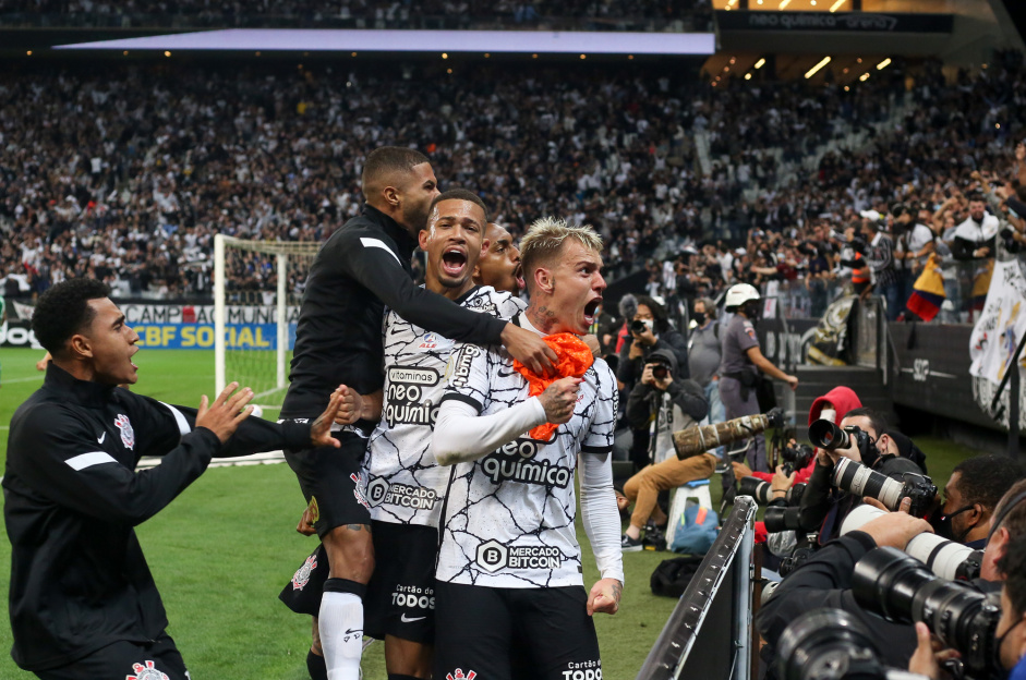 Joo Victor, Rger Guedes e companheiros comemorando o gol do Corinthians contra a Chapecoense ]