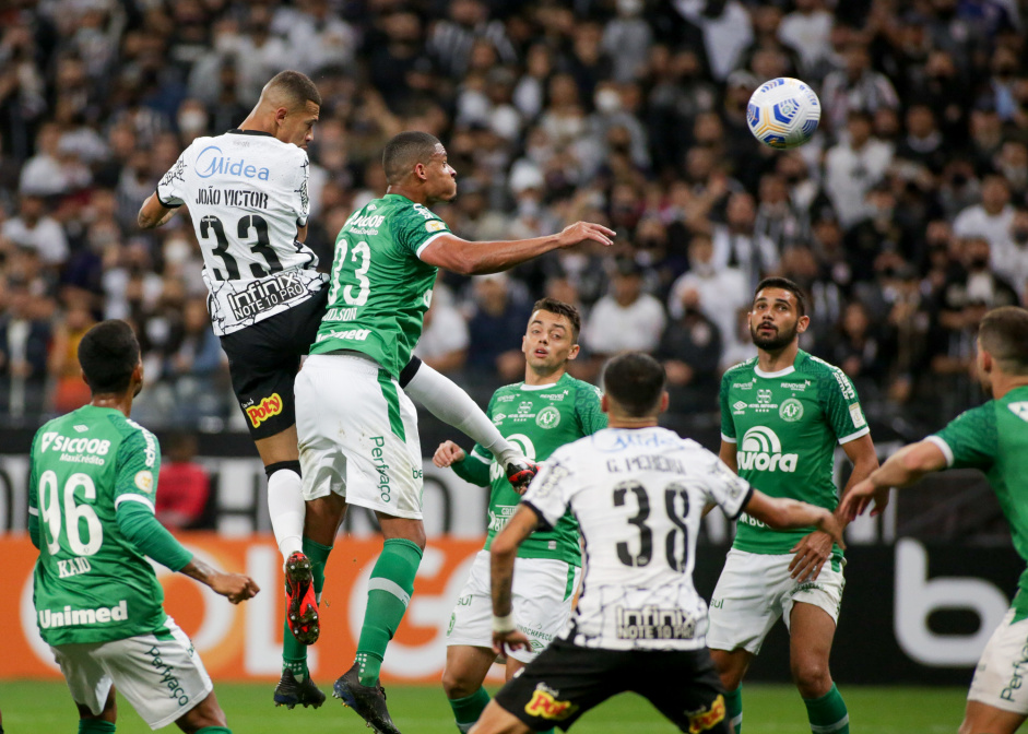 Zagueiro Joo Victor no jogo entre Corinthians e Chapecoense, pelo Brasileiro, na Neo Qumica Arena