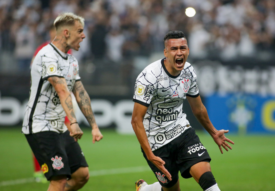 Cantillo vibrando com seu gol no jogo entre Corinthians e Fortaleza, pelo Campeonato Brasileiro