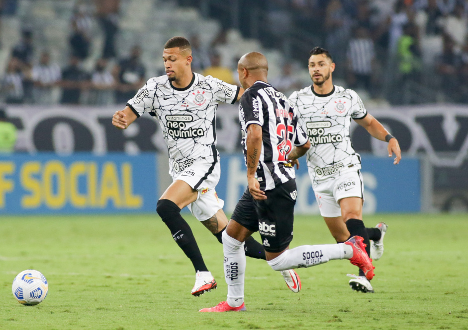 Joo Victor e Giuliano no jogo entre Corinthians e Atltico-MG, pelo Brasileiro, no Mineiro
