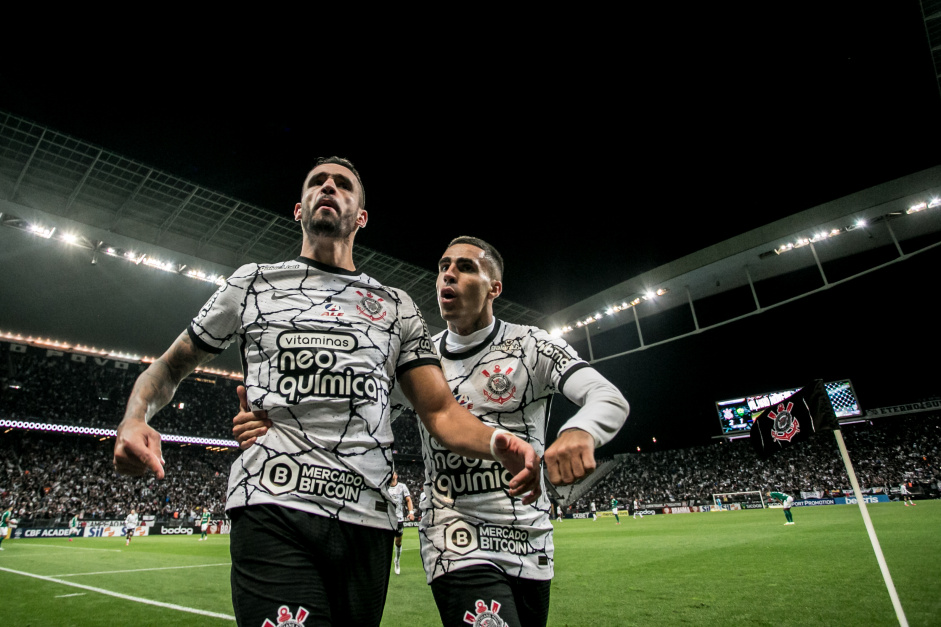 Renato Augusto e Gabriel comemoram gol do camisa 8 contra o Cuiab