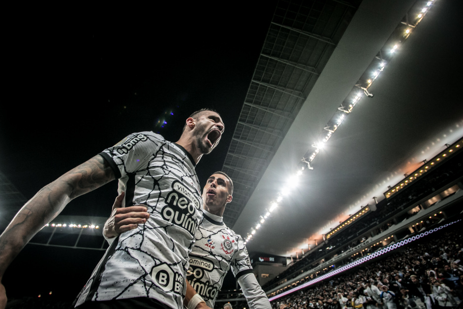 Renato Augusto e Gabriel comemoram gol do camisa 8 contra o Cuiab