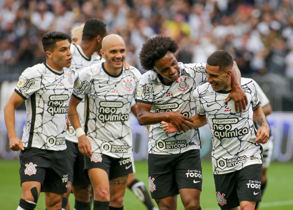 Jogadores comemoram gol de Gabriel no jogo contra o Santos na Neo Qumica Arena