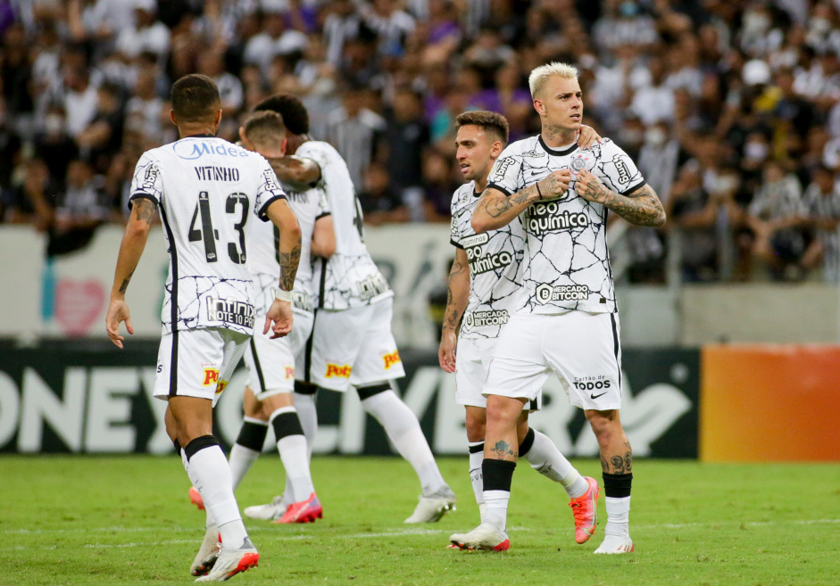 Elenco do Corinthians comemorando o gol de Rger Guedes contra o Cear