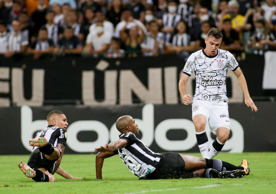 Lucas Piton durante a partida entre Corinthians e Cear