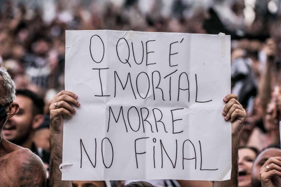 Torcida do Corinthians levou cartazes ao jogo contra o Grmio para provocar rival