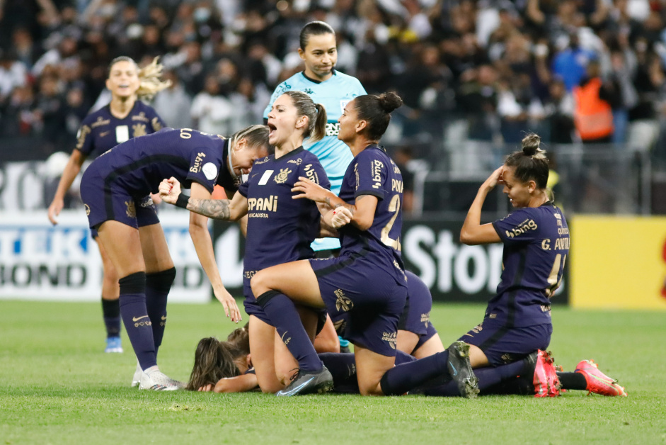 Jogadoras do Corinthians comemorando a conquista do Paulista Feminino 2021