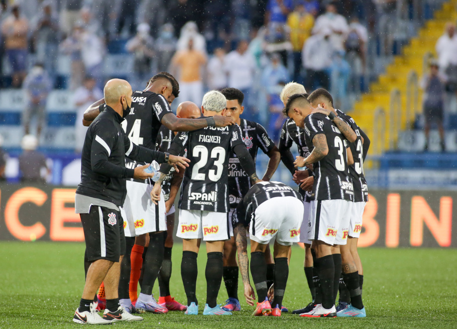Os 11 jogadores iniciais do Corinthians antes da bola rolar em Santo Andr