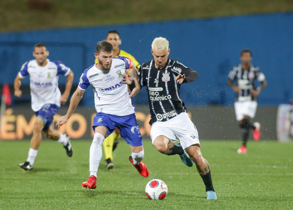 Rger Guedes em disputa de bola no jogo entre Corinthians e Santo Andr