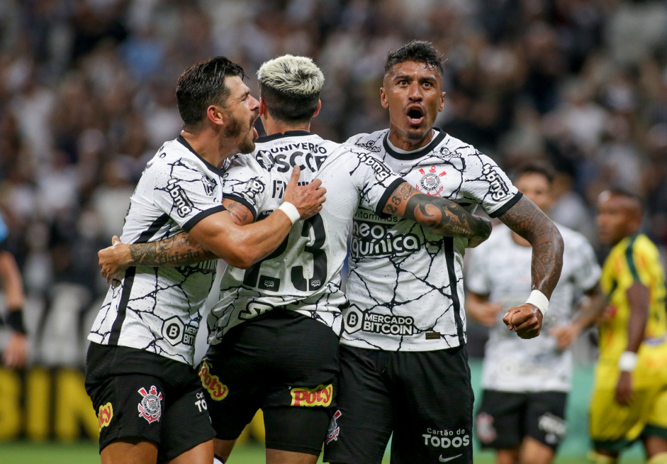 Giuliano, Fagner e Paulinho na partida entre Corinthians e Mirassol na ltima quinta-feira