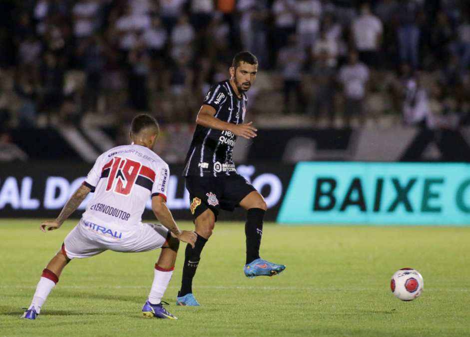 Bruno Melo no jogo do Corinthians contra o Botafogo-SP neste sbado