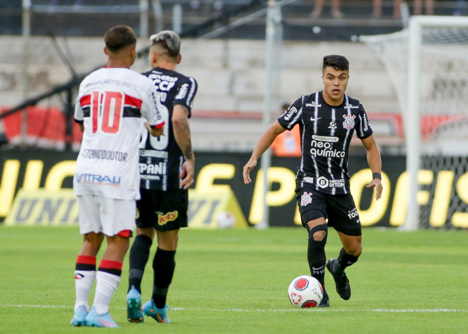 Gustavo Silva e Roni em partida do Corinthians contra o Botafogo-SP neste sbado