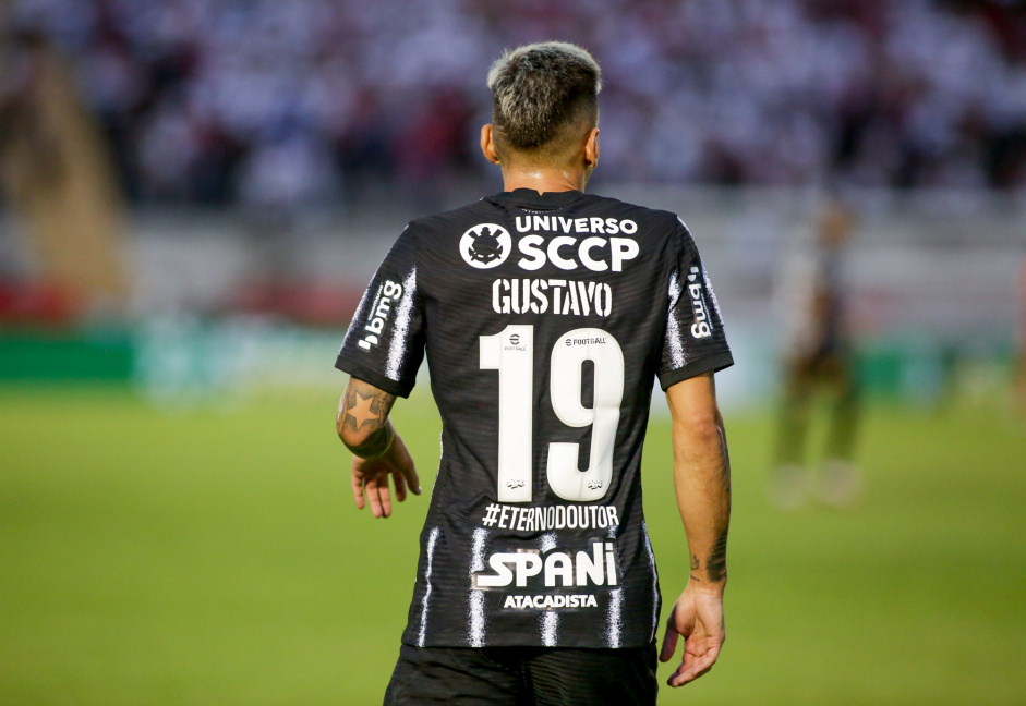 Gustavo Silva na partida do Corinthians contra o Botafogo-SP neste sbado