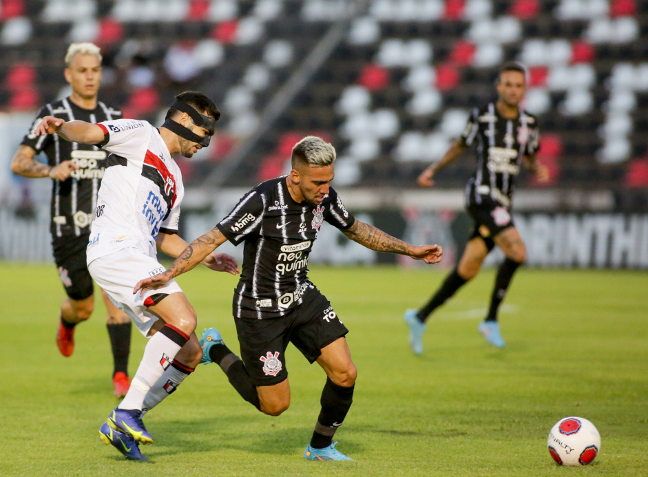 Rger Guedes, Gustavo Silva e Luan em partida do Corinthians contra o Botafogo-SP neste sbado