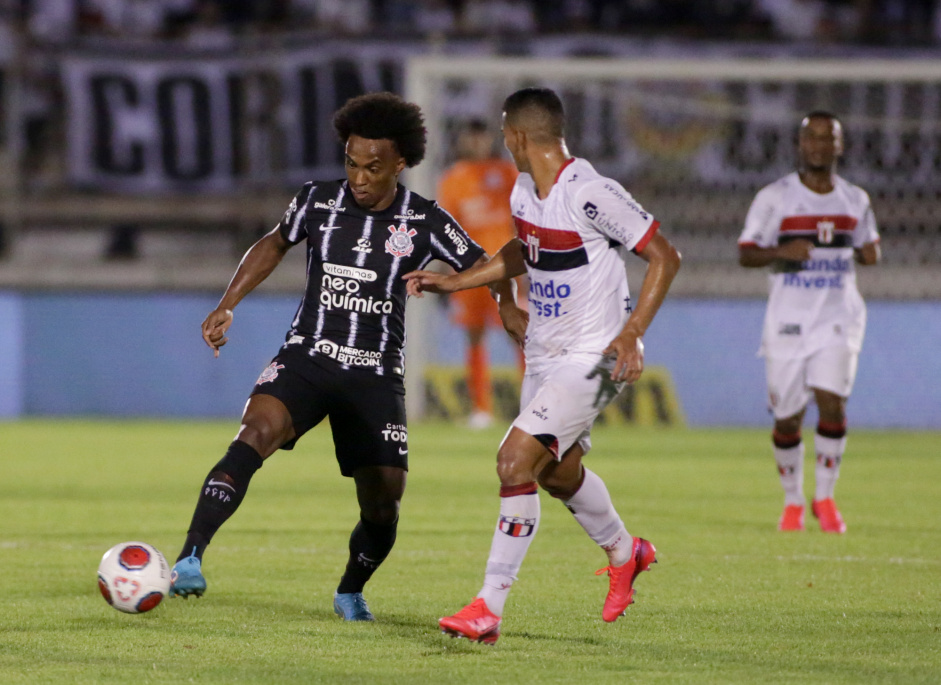 Willian e Cssio na partida do Corinthians contra o Botafogo-SP neste sbado