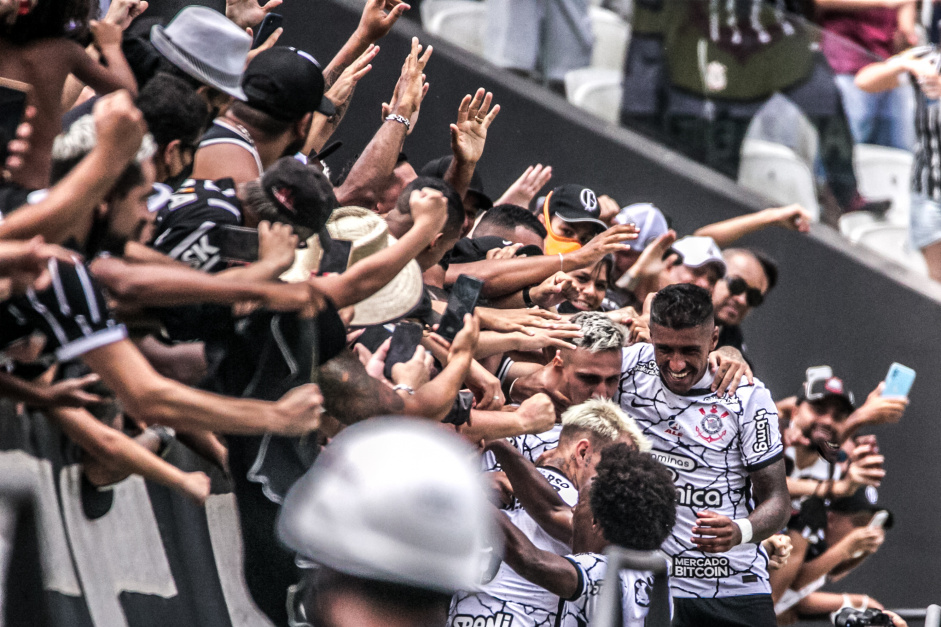 Jogadores do Corinthians comemoram com a Fiel na Arena