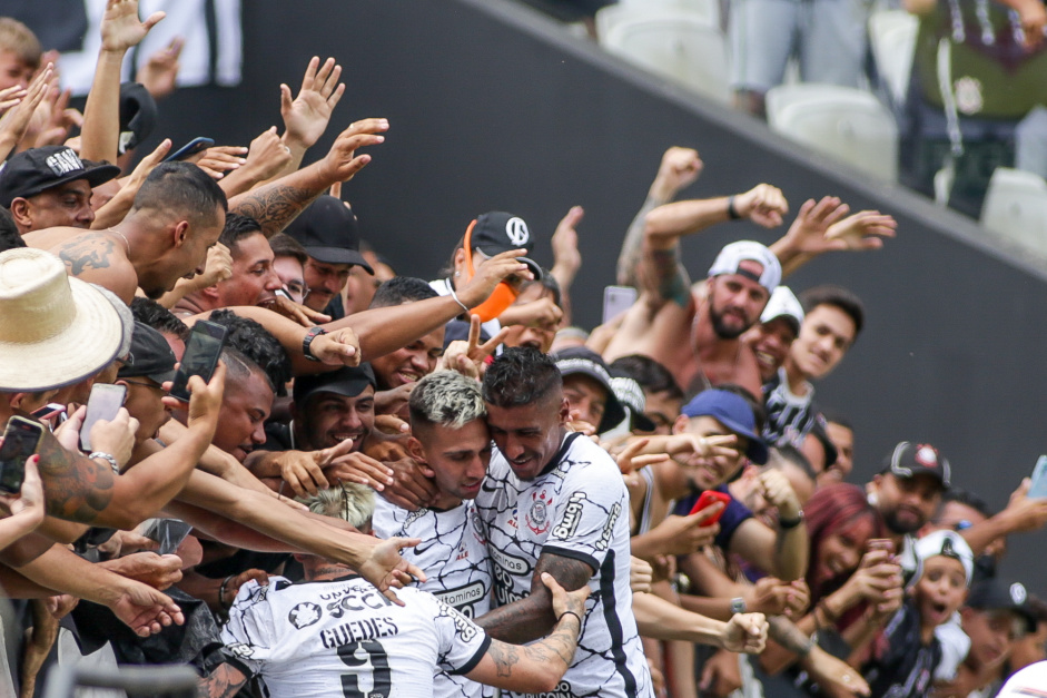 Rger Guedes, Gustavo Silva e Paulinho no jogo entre Corinthians e Red Bull Bragantino nesta manh