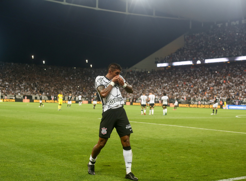 Paulinho beija o smbolo do Corinthians aps seu gol contra a Ponte Preta