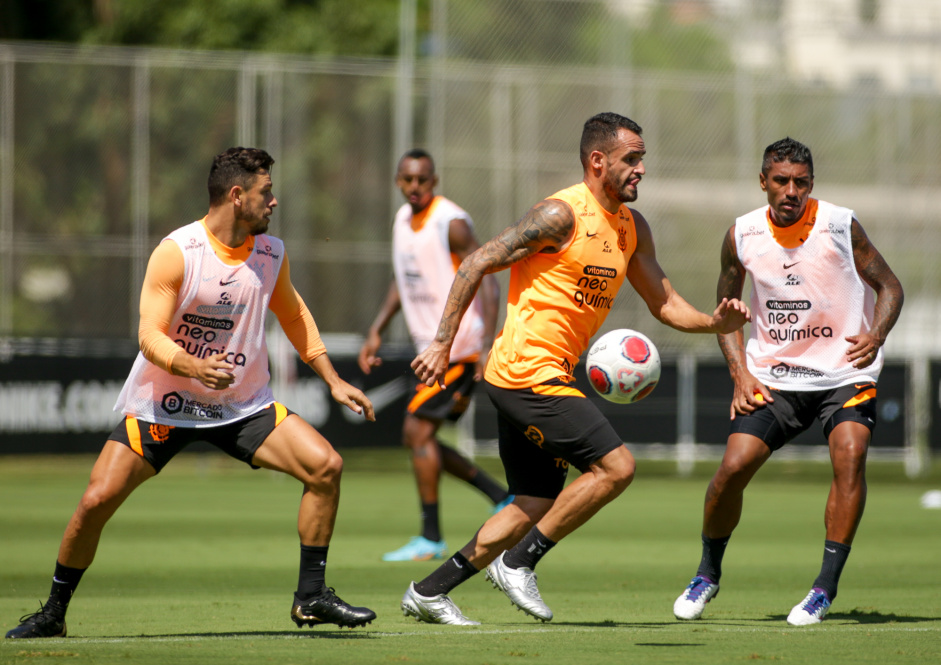 Giuliano, Renato Augusto e Paulinho em treino do Corinthians
