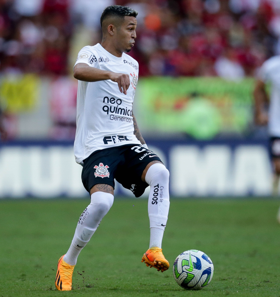 Adson durante jogo do Corinthians contra o Flamengo, pelo Brasileiro 2023