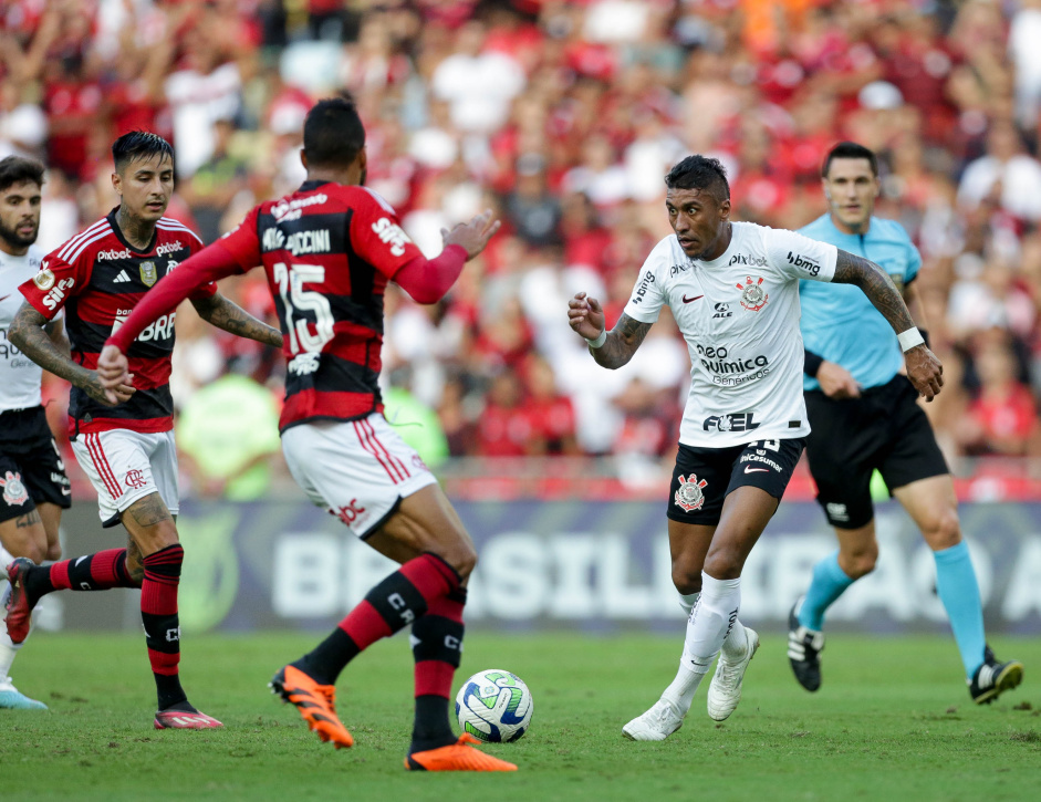 Paulinho em ao no jogo do Corinthians contra o Flamengo, pelo Brasileiro 2023