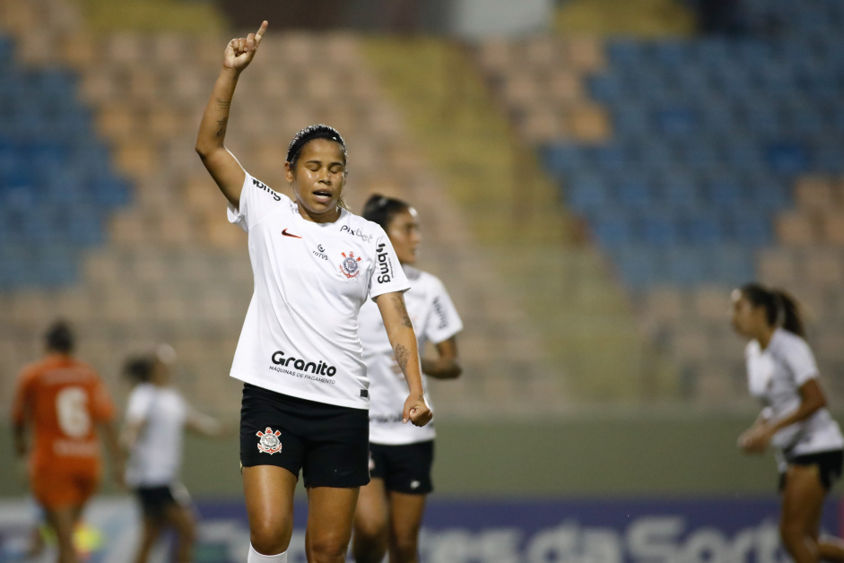 Vic Albuquerque comemora gol marcado sobre o SKA Brasil, pelo Paulisto Feminino
