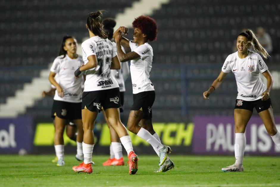 Carol Nogueira, Carol Tavares e Campiolo comemoram gol do Corinthians sobre o Realidade Jovem