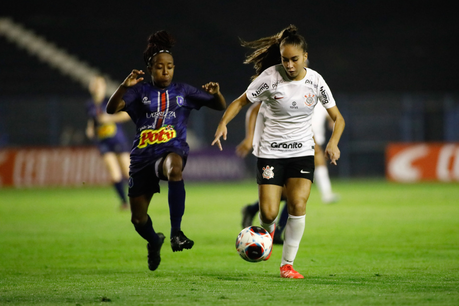 Gabi Medeiros disputa bola em jogo do Corinthians contra o Realidade Jovem pelo Paulisto Feminino